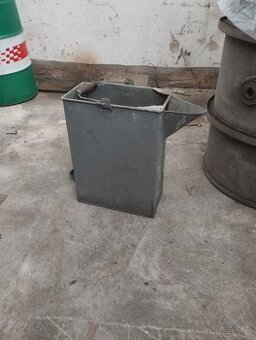 Plechová nádoba s nálevkou