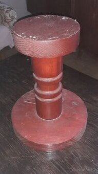 Prodám dřevěný stojan, lakovaný, 1 ks