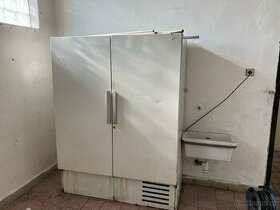 Stara lednice za odvoz