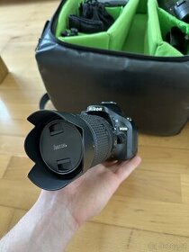 Nikon d5200 + batoh, druhý objektiv, batoh s výbavou