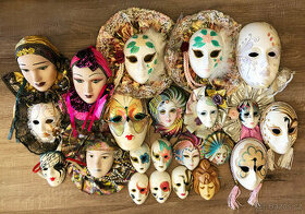 Sbírka dekorativních keramických karnevalových masek_