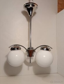 Art Deco tříramenný lustr z niklované mosazi, bílá stínidla