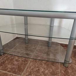 Stolek pod televizi