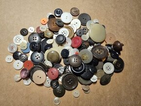1 . Mix historických a retro knoflíků