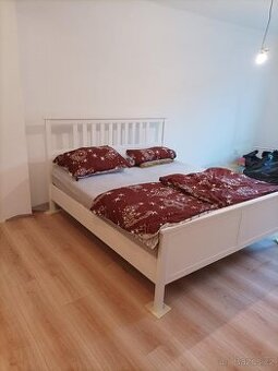 Dvojlůžko dřevěná postel