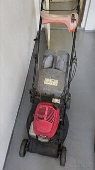 Sekačka s motorem Honda