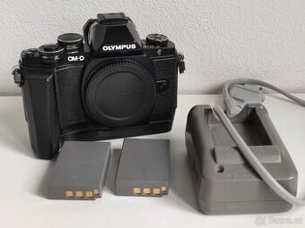 Olympus OM-D E-M10 s gripem, 2x baterie a nabíječka