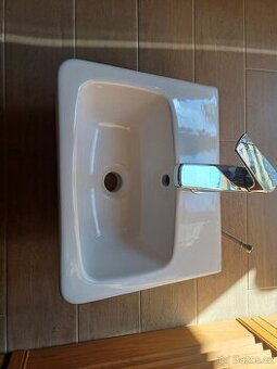 Umyvadlo s pákovou baterií