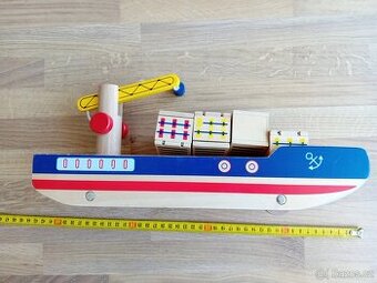 Dřevěná loď, na kolečkách, jeřáb s magnetem, na kontejnerech