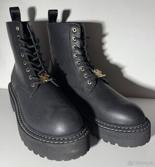 Karl Lagerfeld – kotníkové černé boty (vel. 39)