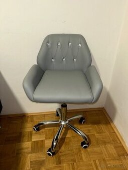 Otočná židle s kamínky