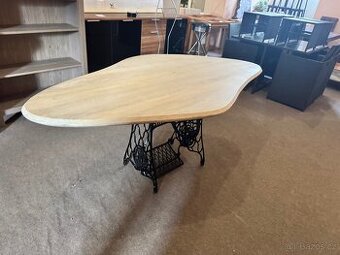 Krásný designový jídelní stůl z exotického dreva - noha kov