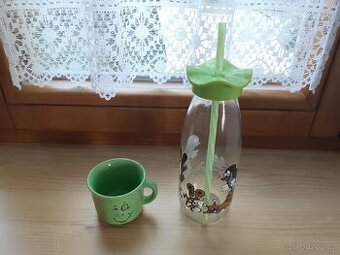 Láhev na pití a hrneček