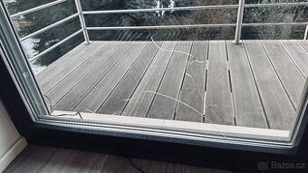 Trojsklo z okna s bezpecnostni folii