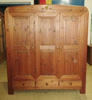 Borovicová šatní skříň třídveřová - celomasiv