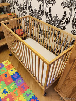 Dřvěná dětská postýlka n kolečkách