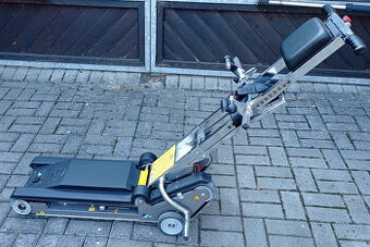 Pásový schodolez pro tělesně postižené