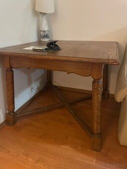 Starožitný vyřezávaný stůl