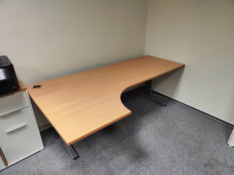 Rohový kancelářský stůl