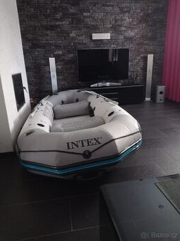 Prodám člun včetně motoru a baterie