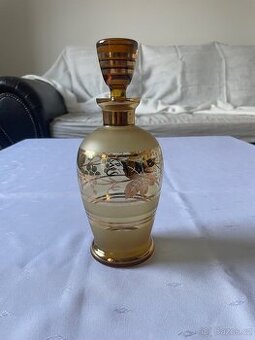 Skleněná karafa s uzávěrem – zlacený dekor