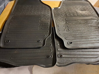 Prodám zánovní gumové koberce Fábia,Bmw