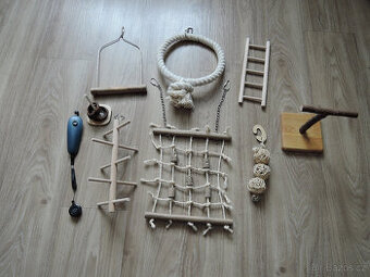 doplňky a hračky pro papouška