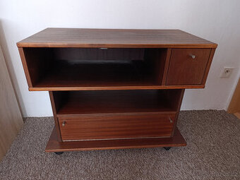 Televizní stolek na kolečkách