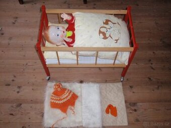 Pojízdná dřevěná postýlka i s panenkou a doplňky