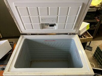 Starý pultový mrazák