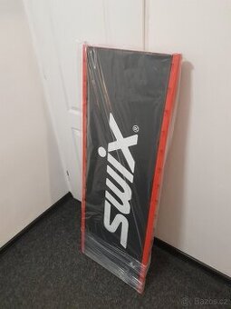 Stůl SWIX na stolici na servis běžek