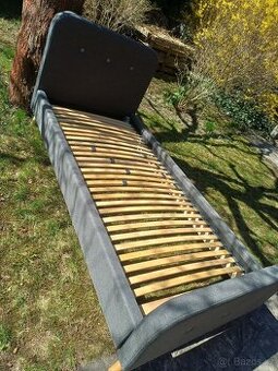 Postel 90x200 + rošt + matrace (téměř nová) – rychlý prodej