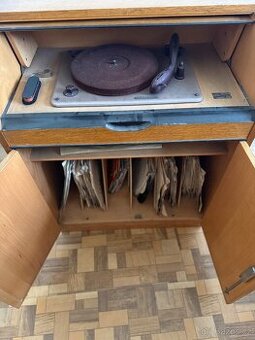 Gramofon r.v. 1955
