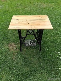 Stolek z šícího stroje