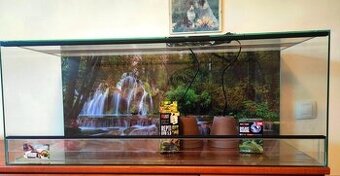 LVybavené 80x40x40cm , síla skla 5 mm,polyuretanové pozadi,t