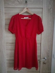 Rudé šaty ze spodničkou