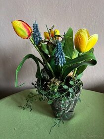 Dekorace na stůl - květináč s tulipány a modřenci