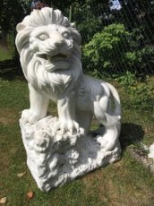 Sochy lva s Italského kararského mramoru