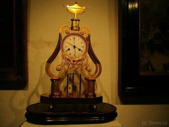 Kostrové hodiny Francie kolem roku 1780 s mimořádně vzácným