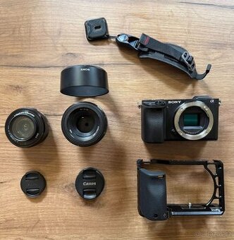 Sony A6400 + 2 objektivy + příslušenství – VÝBORNÝ stav