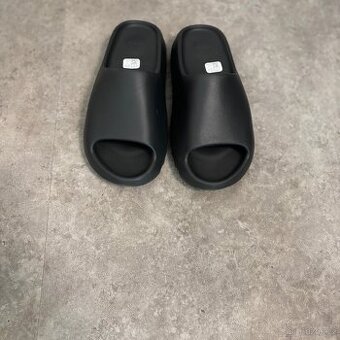 Yeezy slides - 1