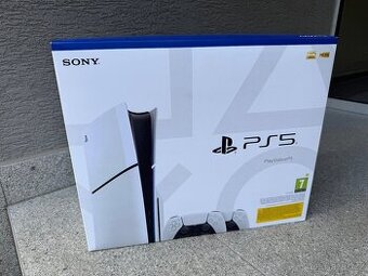 Pol ročná PS5 Slim + 2 ovládače