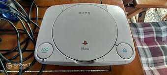 PlayStation 1 s čipem a příslušenstvím na nd