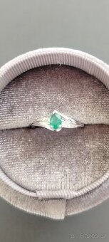 Prstýnek z 14kt bílého zlata se smaragdem vel.54