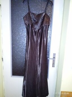 Krásné hnědé lesklé šaty na ples v letošní módní barve