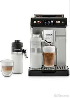 Kou pím nefunkční automatický kávovar.