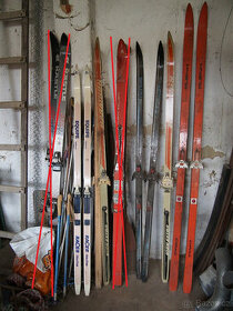 Starší lyže, retro běžky a hůlky, různé značky