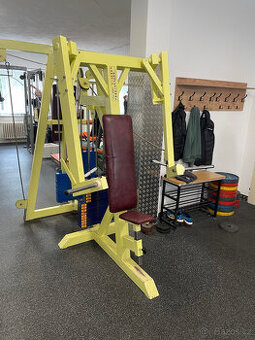 Posilovací stroj - tlaky na prsa