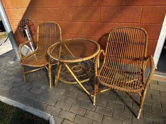 Ratanové křesla se stolkem