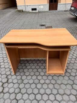 Psací stůl s výsuvnou deskou – kompaktní, praktický